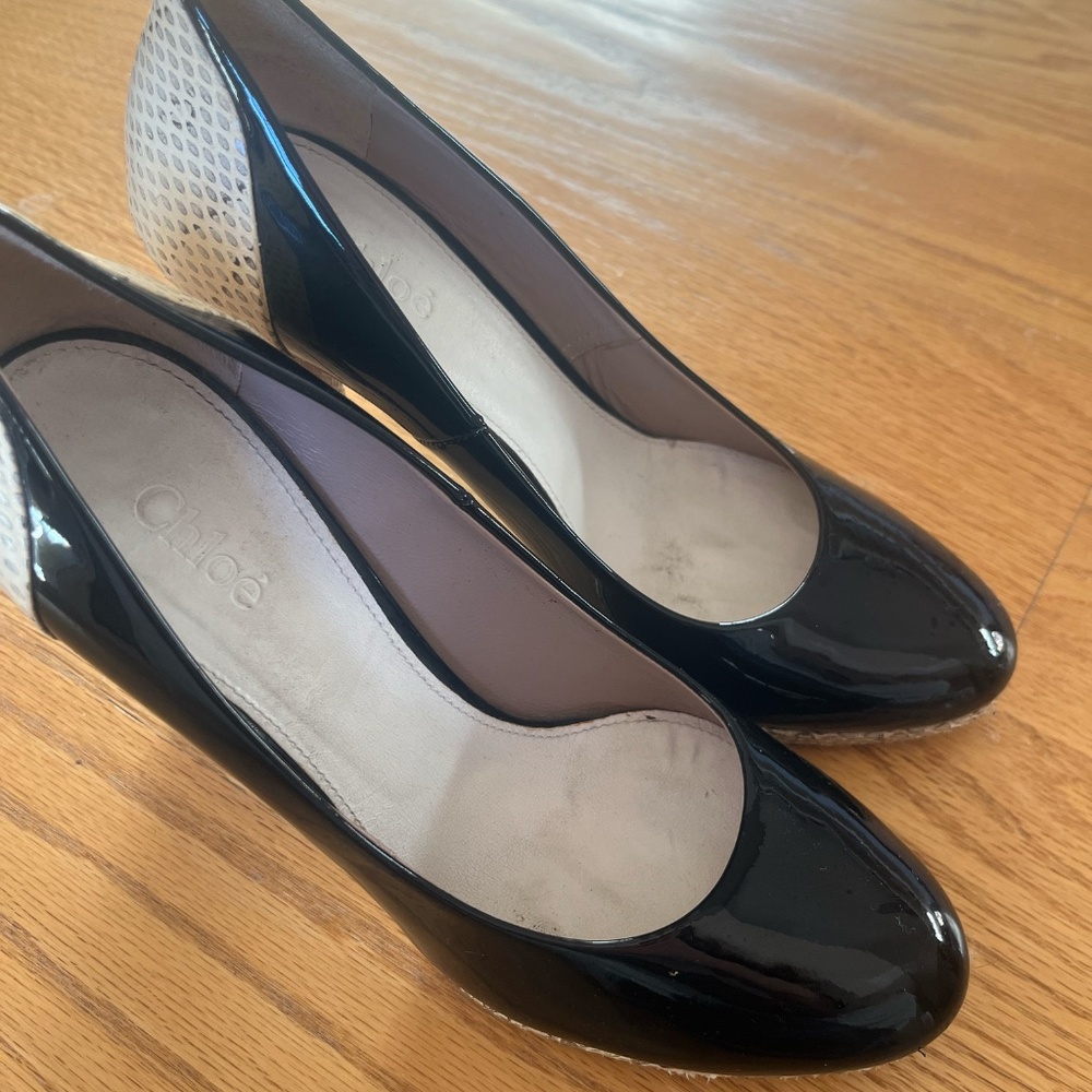 Chloé Black/Beige Patent Leather and Lizard Embossed Leather Block Heel Pumps